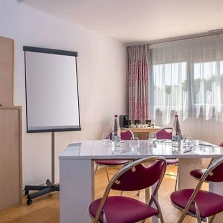 C Spacieuses 호텔 4*